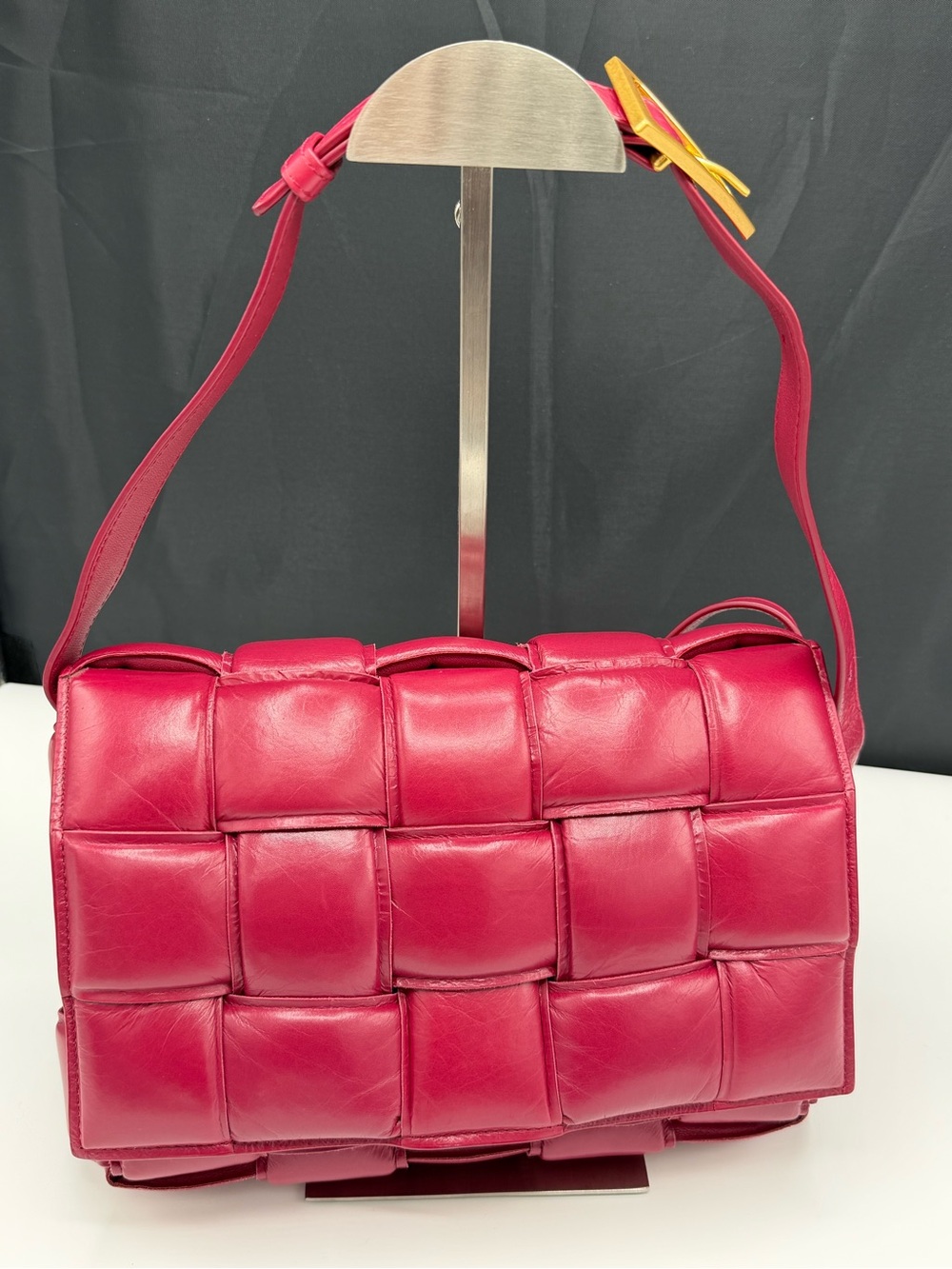 Bottega Veneta Nappa Maxi Interccio Padded Cassette Comrosabody Bag in Cinabar
